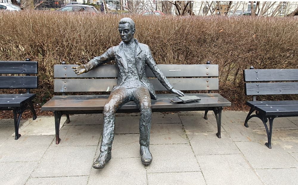 Statua su una panchina a Varsavia, foto Paola di Bella Varsavia