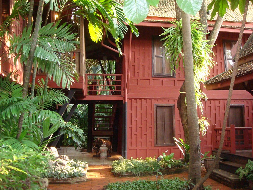 Esterno della casa museo Jim Thompson House costruita in legno secondo lo stile tradizionale thailandese