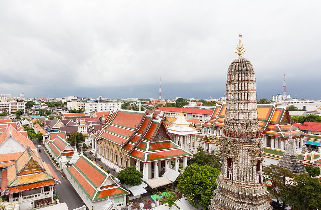 Vista sul complesso di edifici del tempio Wat Arun a Bangkok