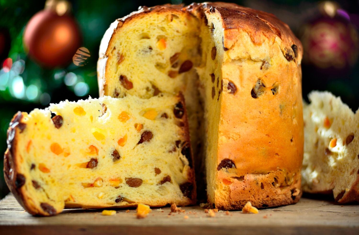 Il panettone, tipico dolce natalizio originario della Lombardia