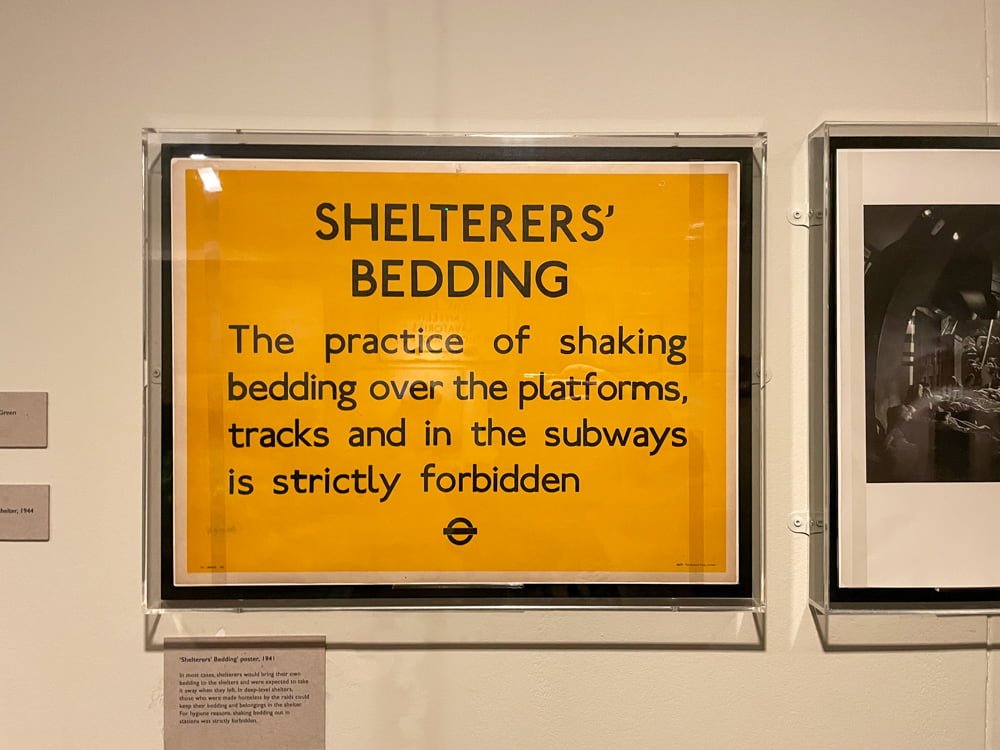 Cartello al London Transport Museum che dice di non scuotere i letti dei rifugi antiaerei sui marciapiedi e sulle rotaie della metropolitana