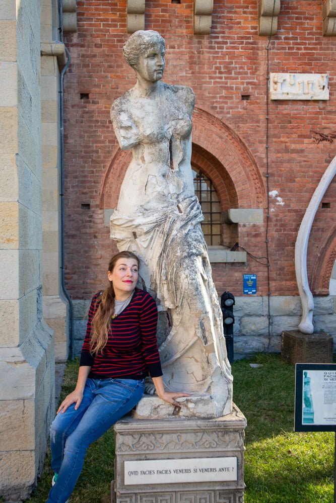 Paola Bertoni davanti alla copia della Venere di Milo del Castello d’Albertis Museo delle Culture del Mondo