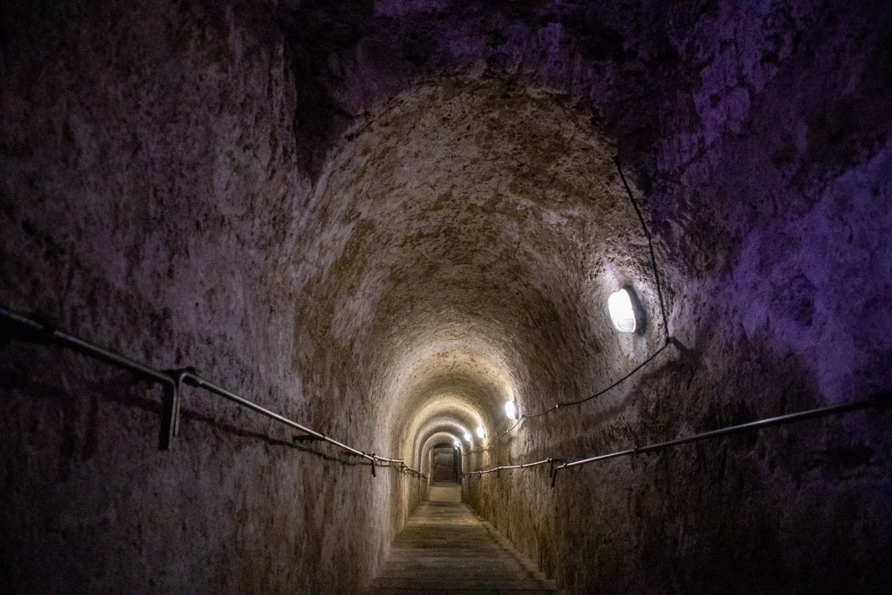 Corridoio del rifugio antiaereo nella Galleria Borbonica a Napoli