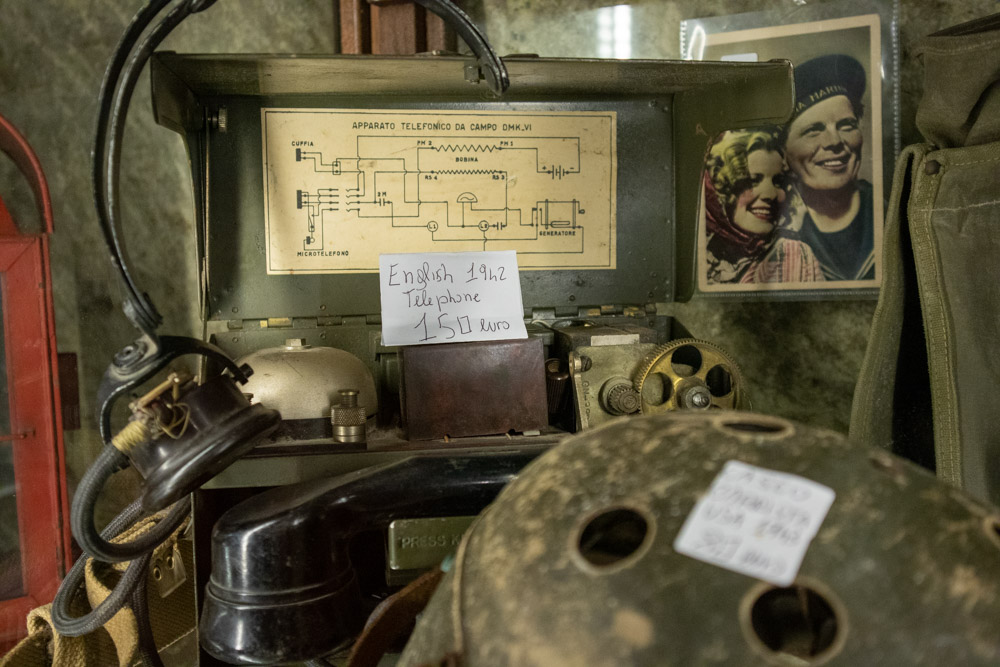 Telefoni da campo e altri souvenir della seconda guerra mondiale in vendita per finanziare le attività di restauro della Galleria Borbonica di Napoli