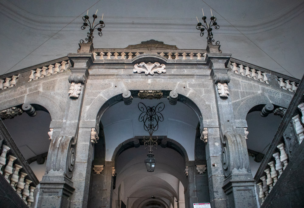 Ingresso con scalone monumentale del Palazzo Serra di Cassano di Napoli