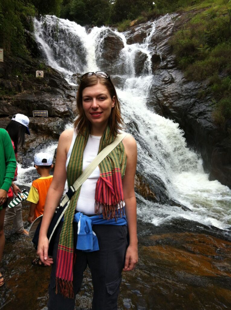 Paola Bertoni davanti a una delle cascate di Datanla, vicino a Dalat, Vietnam