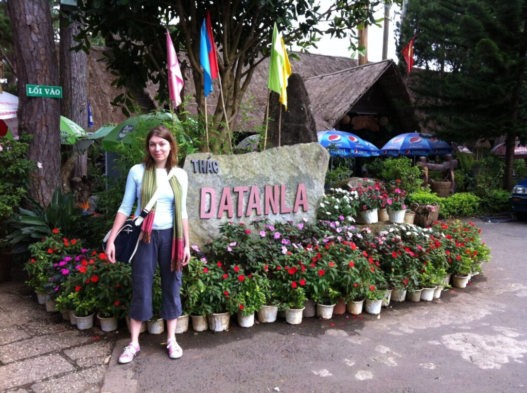 Paola Bertoni davanti al cartello Datanla, località turistica vicino a Dalat, Vietnam