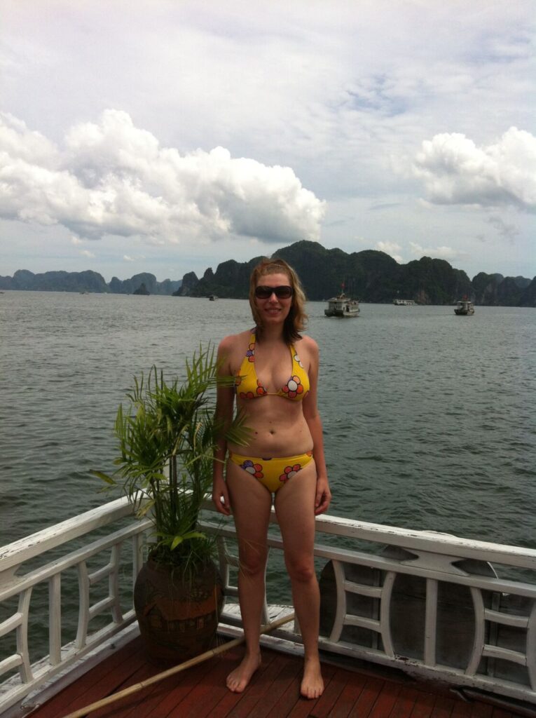 Paola Bertoni in barca alla Baia di Ha Long, Vietnam
