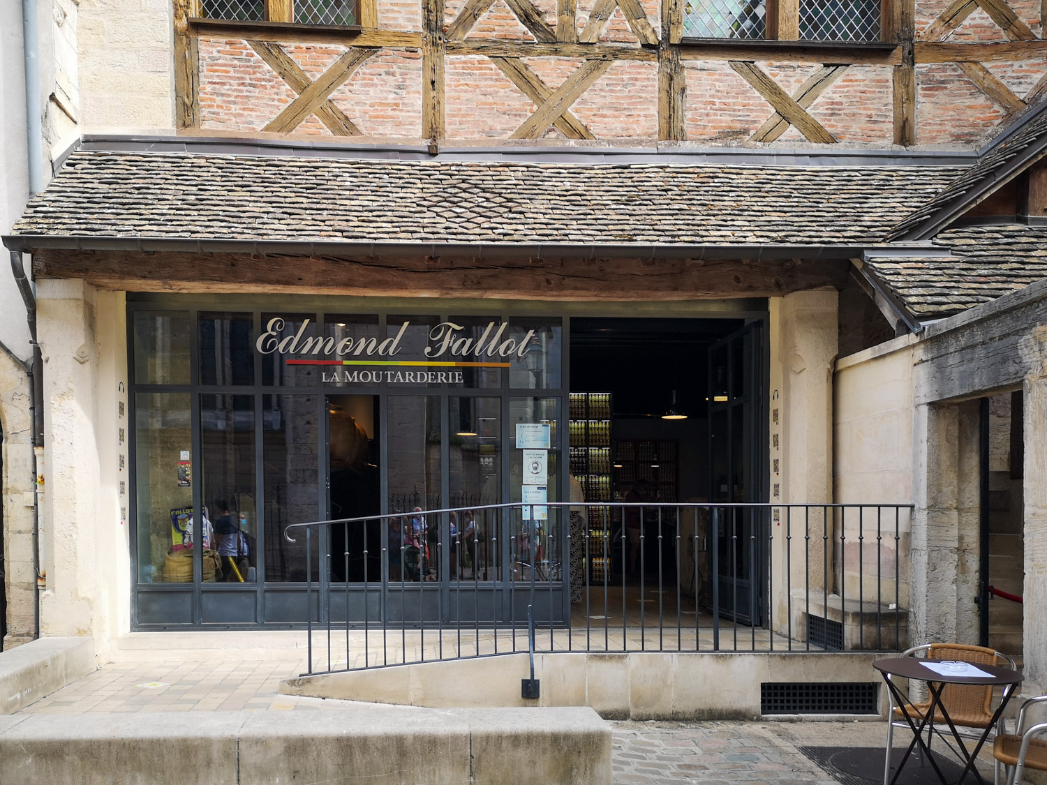 La vetrina del negozio della Moutarderie Fallot a Digione