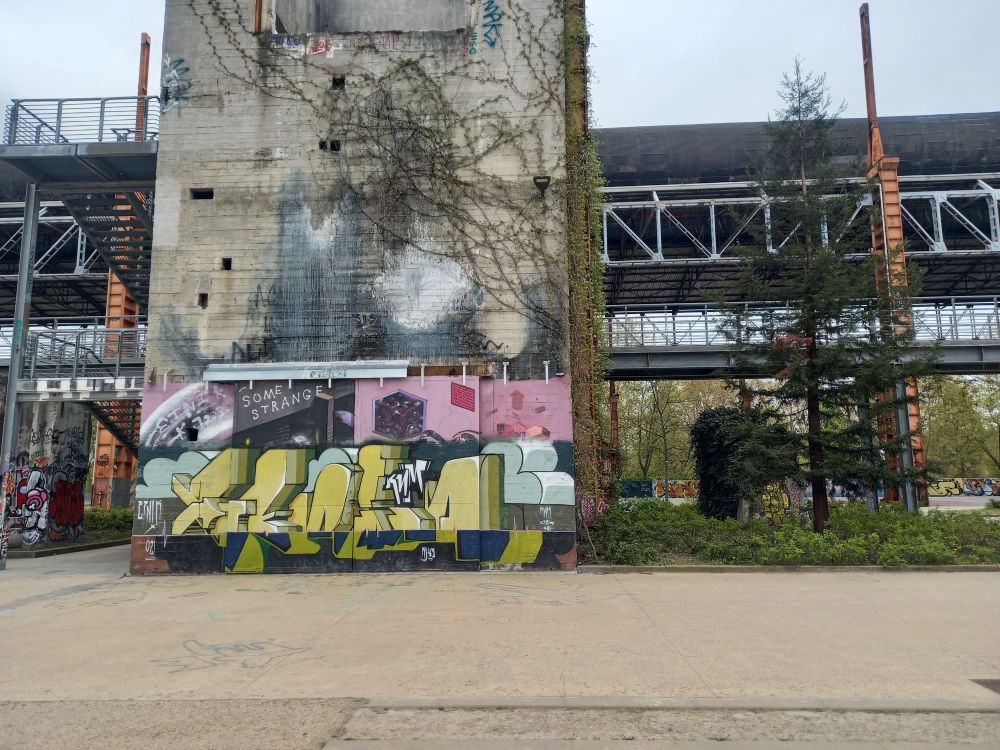 Murale al Parco Dora di Torino con passerella in metallo sullo sfondo