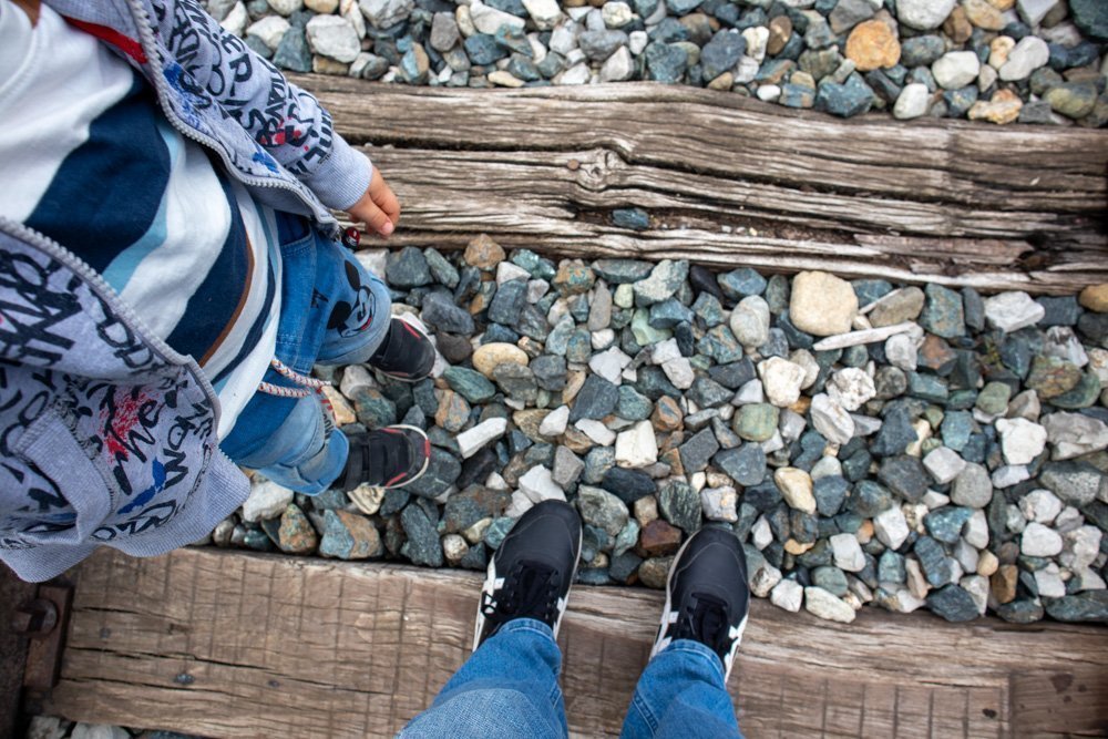 Mamma e bimbo sui binari ferroviari del Museo Ferroviario Piemontese di Savigliano