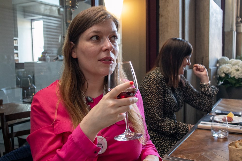 Io che cerco di atteggiarmi a sommelier durante la nostra cena da Goustò mentre Krizia dietro di me se la ride con le altre blogger