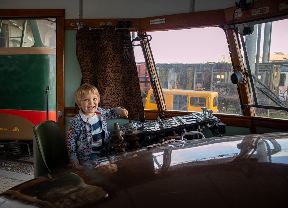 Figlio di Paola Bertoni guida l'automotrice FIAT al Museo Ferroviario Piemontese di Savigliano