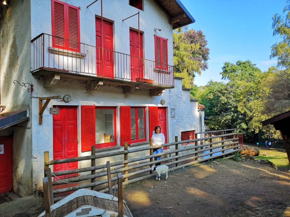 Maria Millarte di Around me con le caprette di Villa Pallavicino sul Lago Maggiore