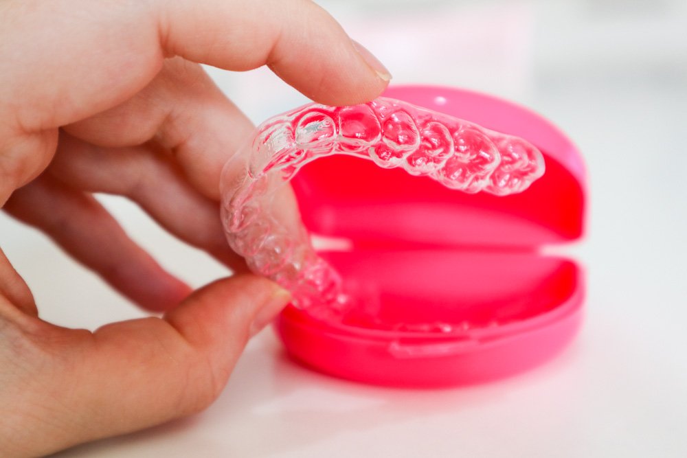 Apparecchio invisibile Straight Teeth Invisible con custodia