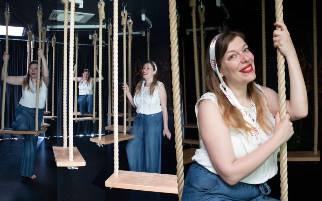 Paola Bertoni sulle altalene nell'atrio del terzo piano del JHD Dunant Hotel a Castiglione delle Stiviere