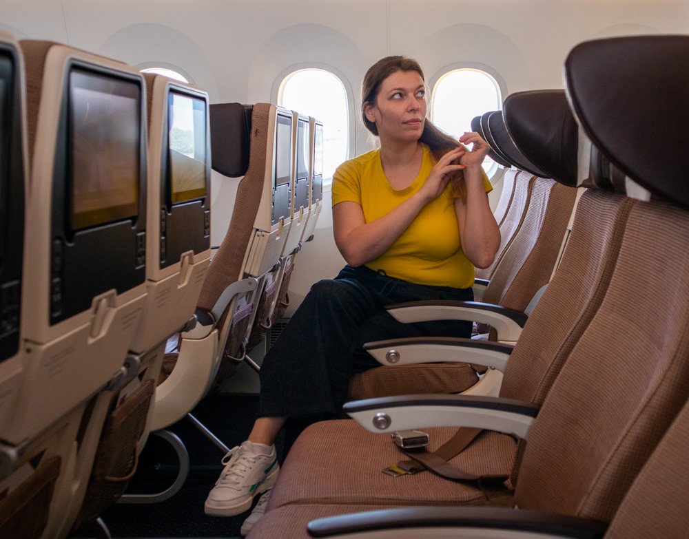 Paola Bertoni su un volo Etihad per Abu Dhabi con file di sedili vuoti