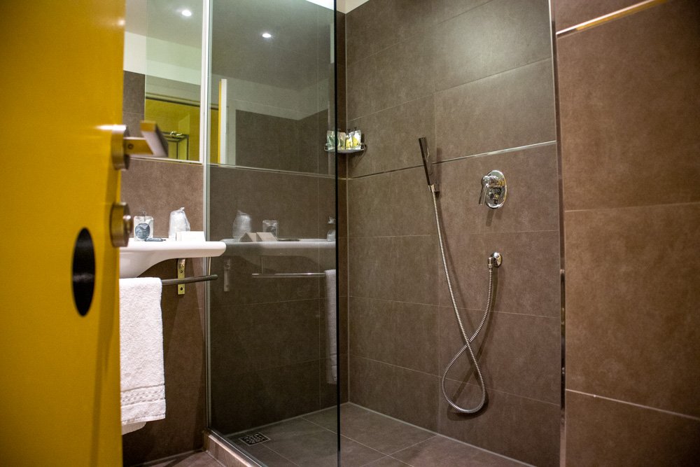 Bagno nella camera L'Invasione dei Pois al JHD Dunant Hotel