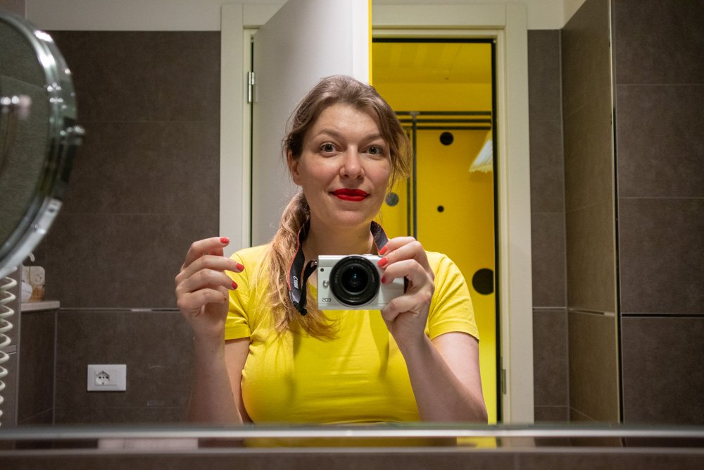 Paola Bertoni nel bagno nella camera L'Invasione dei Pois al JHD Dunant Hotel