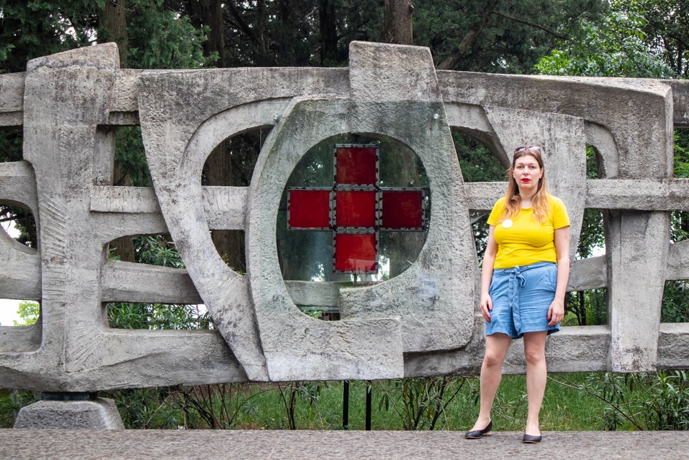 Paola Bertoni davanti al monumento alla Croce Rossa a Solferino