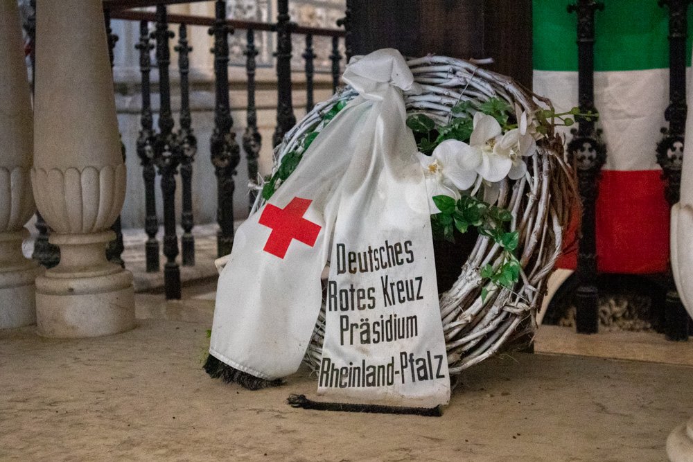 Una corona dedicata alla croce rossa all'Ossario di Solferino