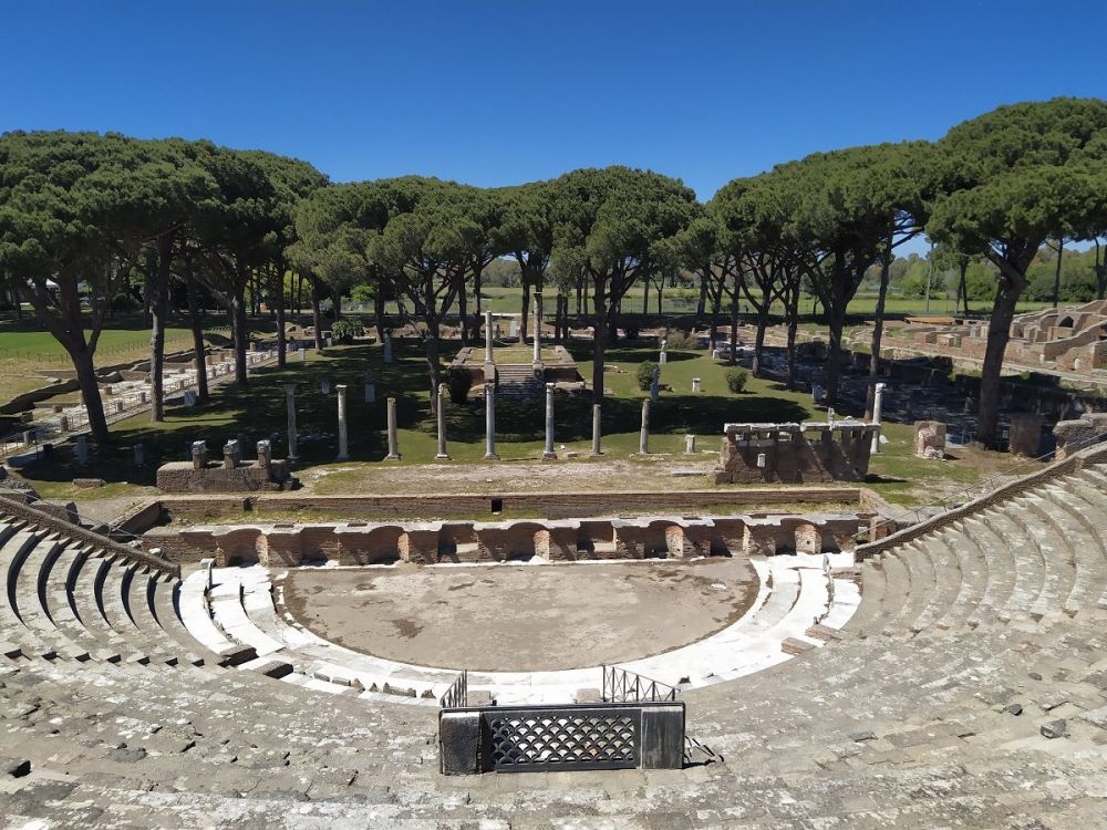 Il teatro di Ostia Antica, foto di Marina Lo Blundo, autrice di Maraina in viaggio