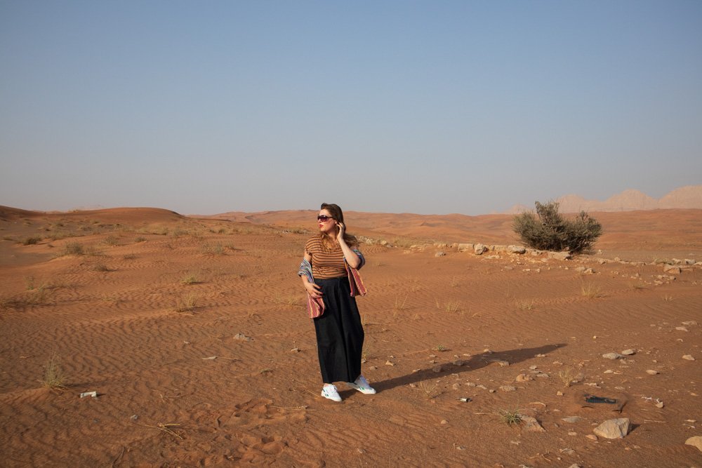 Paola Bertoni nel deserto di Sharja, Emirati Arabi Uniti