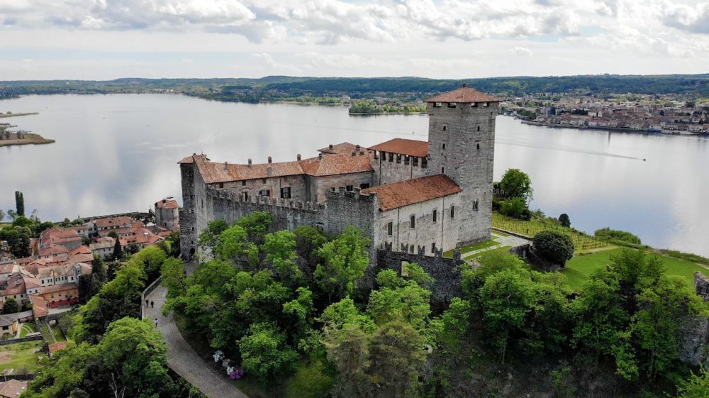 La Rocca di Angera fotografata con il drone di Virginia e Leonardo di Travel Gudu