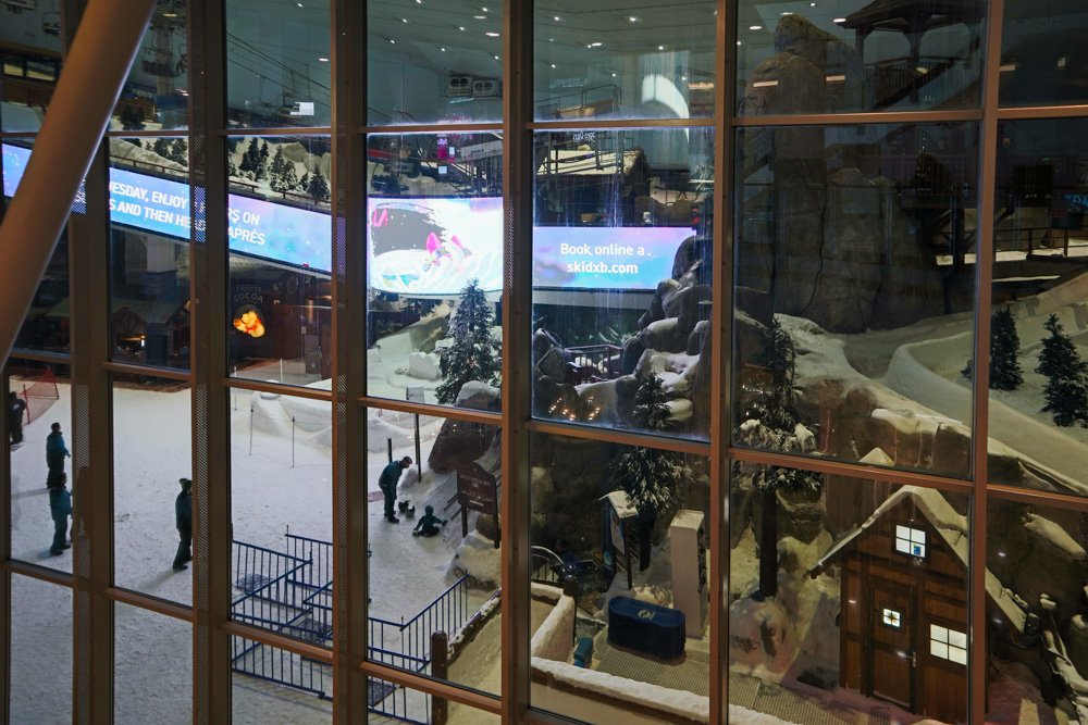 La pista da sci indoor Ski Dubai vista dal Mall of Emirates