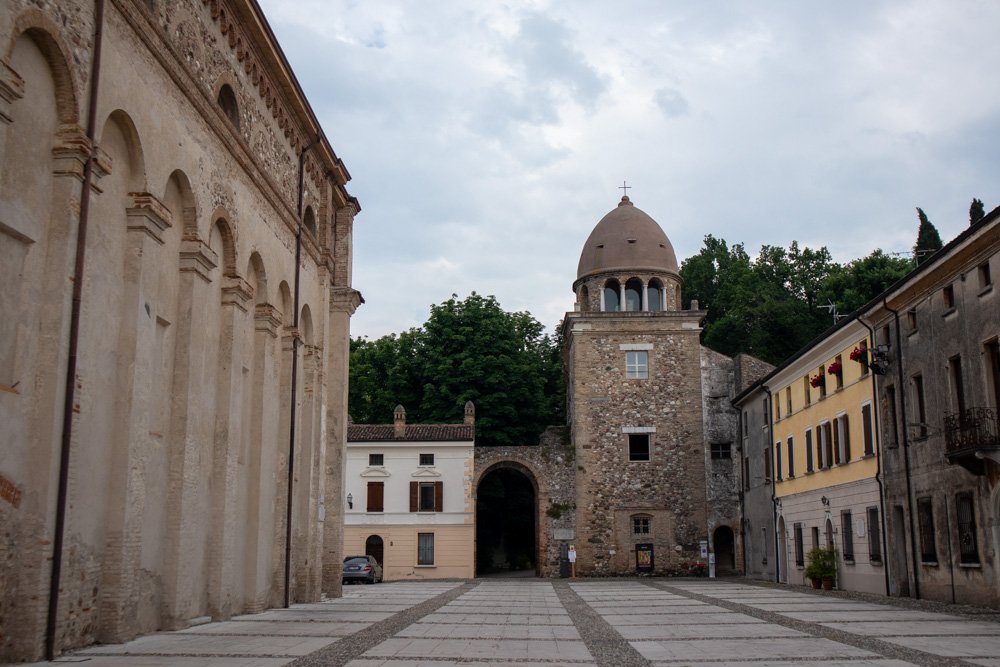 Edifici nella parte alta di Solferino, lungo la strada per arrivare alla Rocca "Spia d'Italia" e al Monumento alla Croce Rossa
