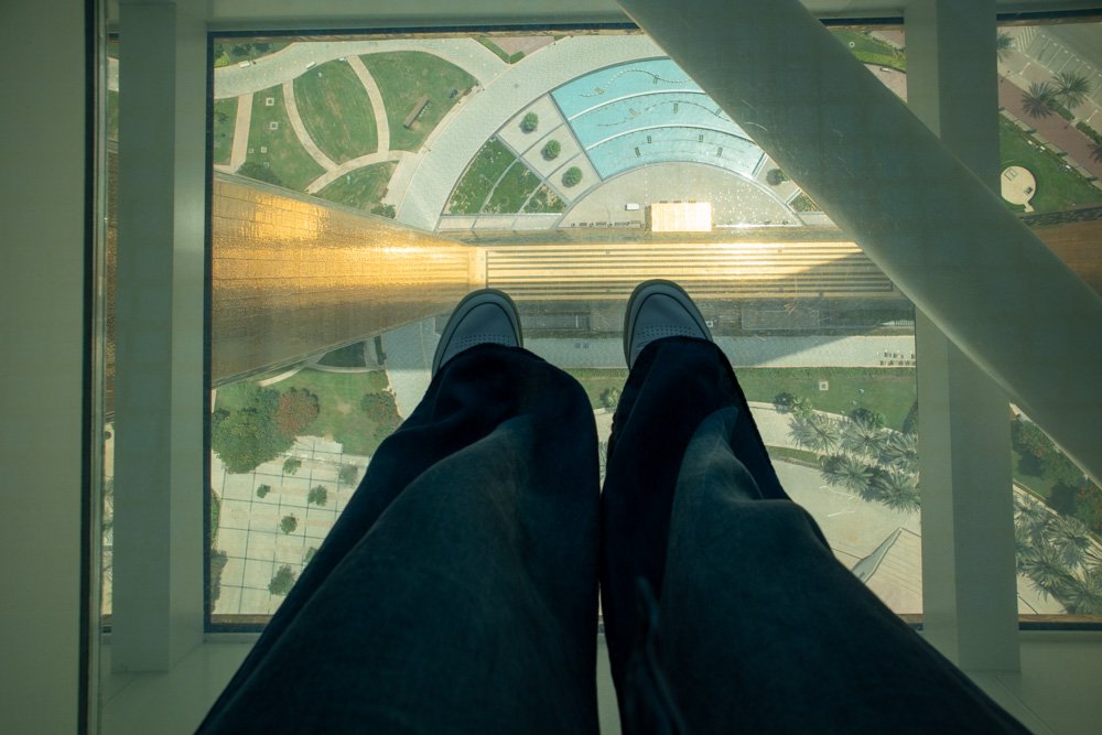 Il pavimento del Dubai Frame che diventa trasparente quando lo calpesti