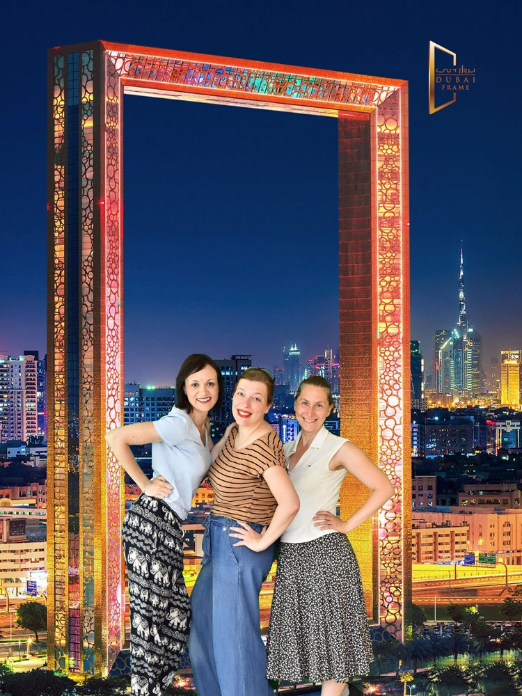 Foto souvenir del Dubai Frame: da sinistra Libera di Liberamente Traveller, Paola di Pasta Pizza Scones e Claudia di Art Wanderlust