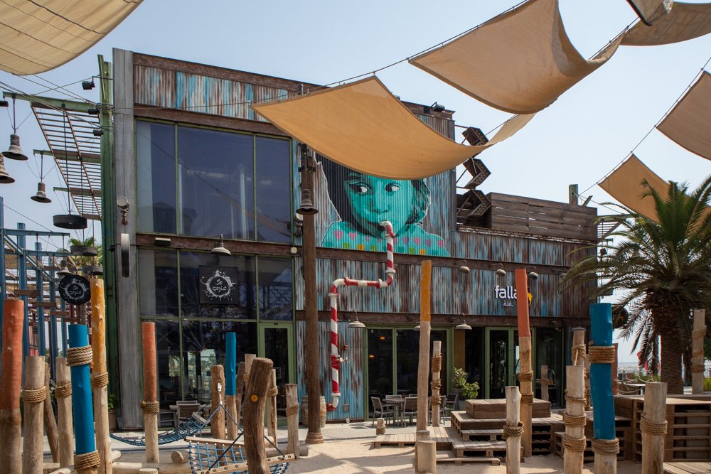 Murales e decorazioni urbane nel quartiere La Mer a Dubai