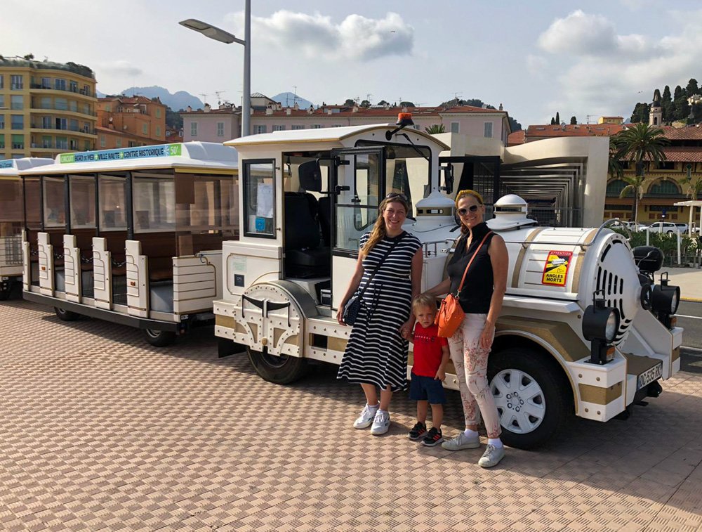 Paola Bertoni, bimbo e Mila Diani davanti al trenino turistico di Mentone, Francia