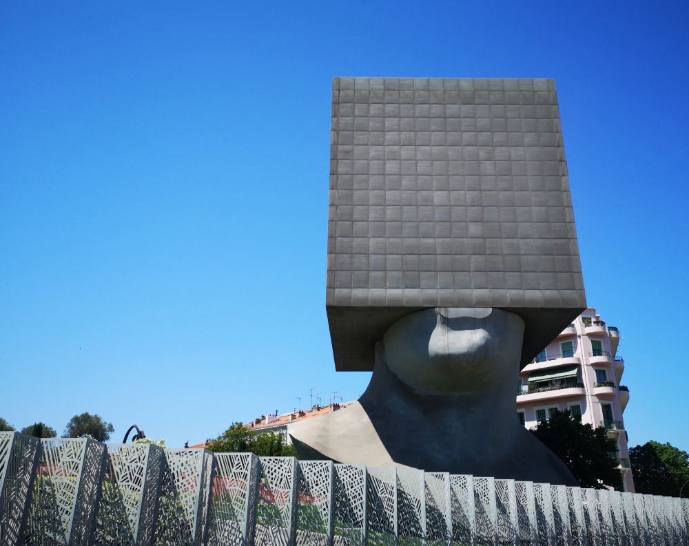 Tête Carrée di Sacha Sosno a Nizza