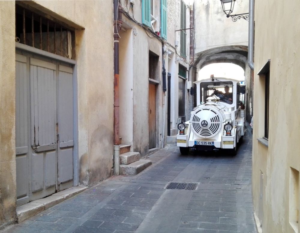 Il trenino turistico di Mentone, in Francia, nei vicoli della Vieux Menton