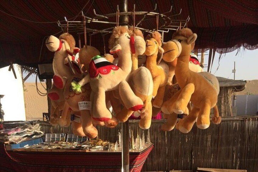 Cammelli di peluche in vendita come souvenir di Dubai