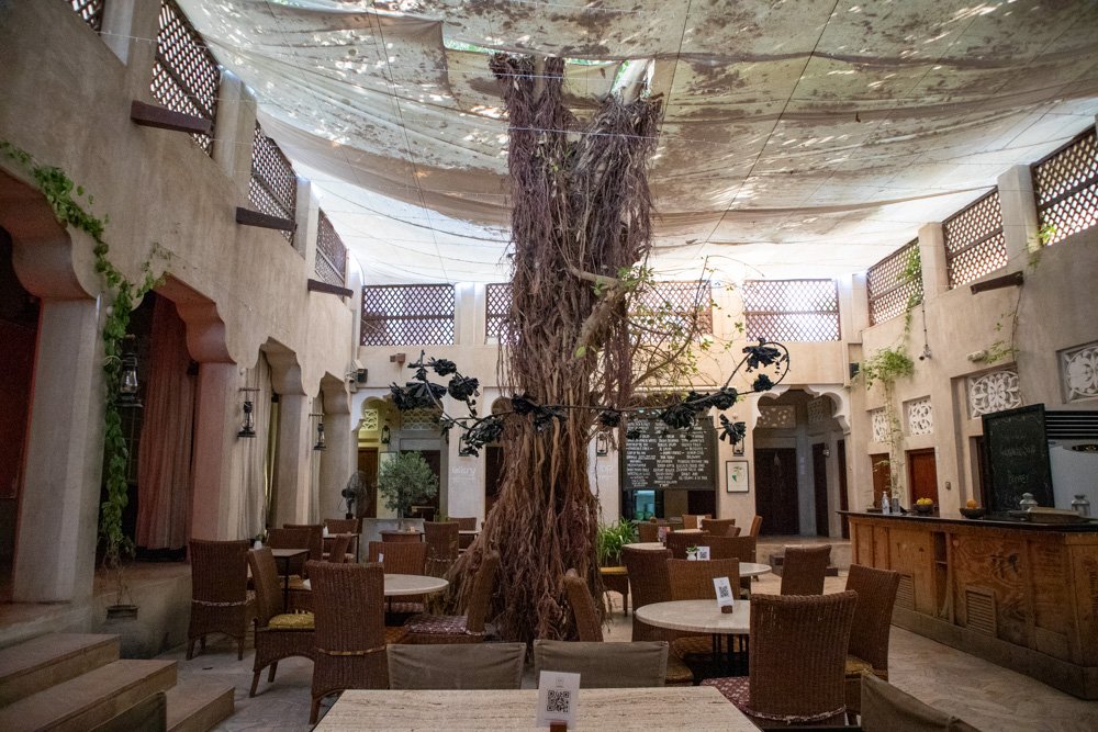 Caffetteria con galleria d'arte nel quartiere storico di Al Fahidi a Dubai