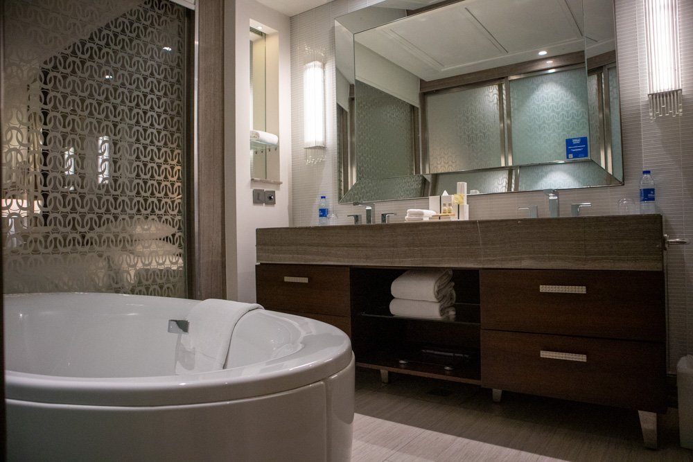 Bagno della Guest Room all'hotel Hilton Dubai Al Habtoor City