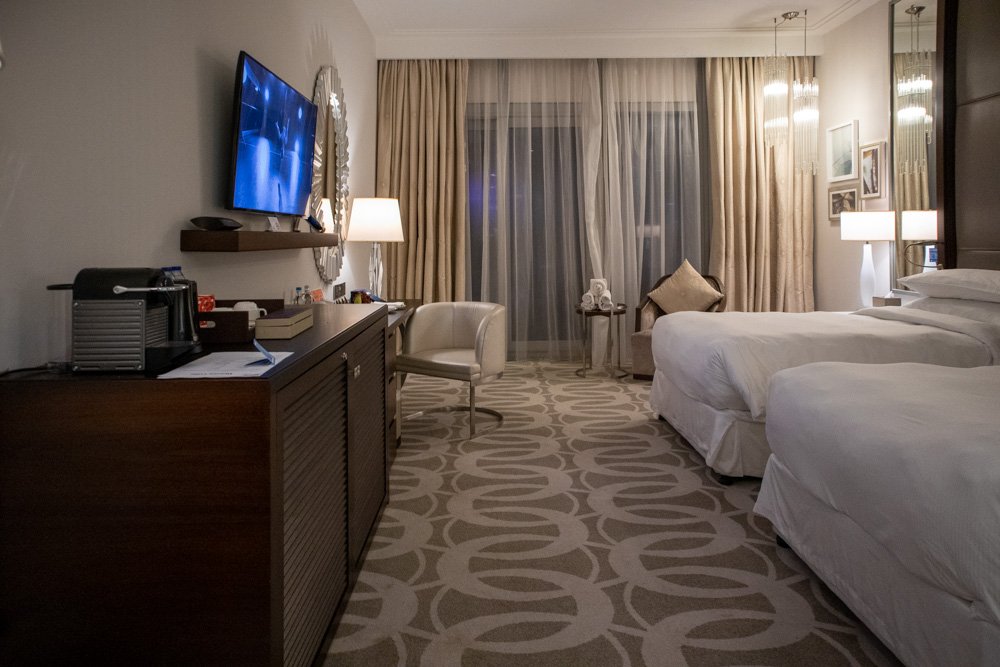 Camera Guest Room con letti gemelli all'hotel Hilton Dubai Al Habtoor City