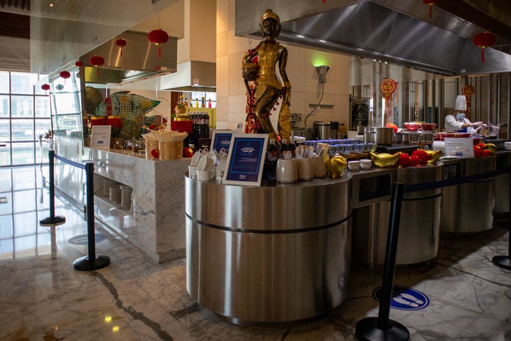 Cucina a vista con chef specializzato in piatti cinesi al ristorante The Market all'hotel Hilton Dubai Al Habtoor City