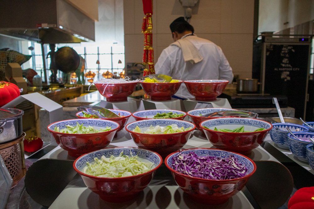 Prima colazione asiatica al ristorante The Market all'hotel Hilton Dubai Al Habtoor City