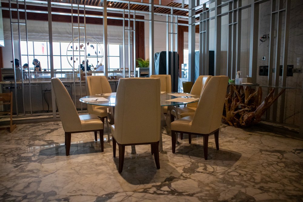 Sala da pranzo del ristorante The Market all'hotel Hilton Dubai Al Habtoor City