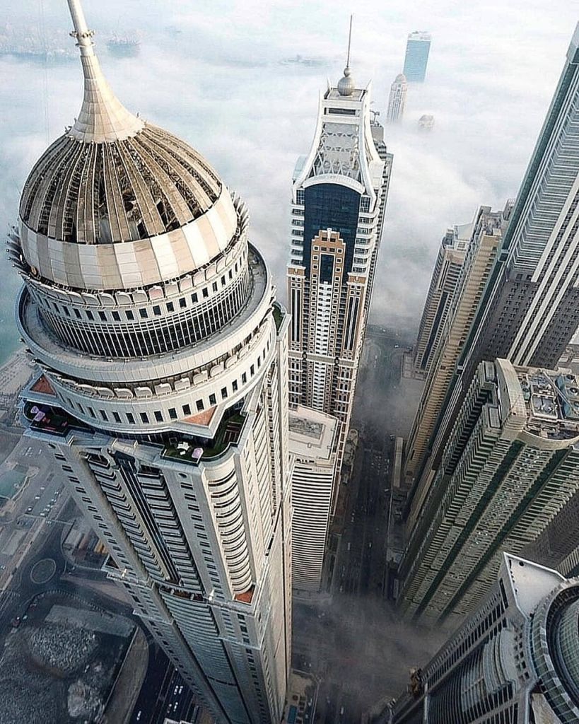 L'Elite Residence di Dubai in secondo piano dietro la Princess Tower