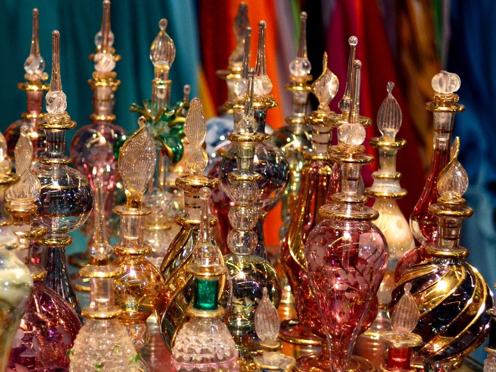 Bottigliette di profumo al Souk delle Spezie a Dubai