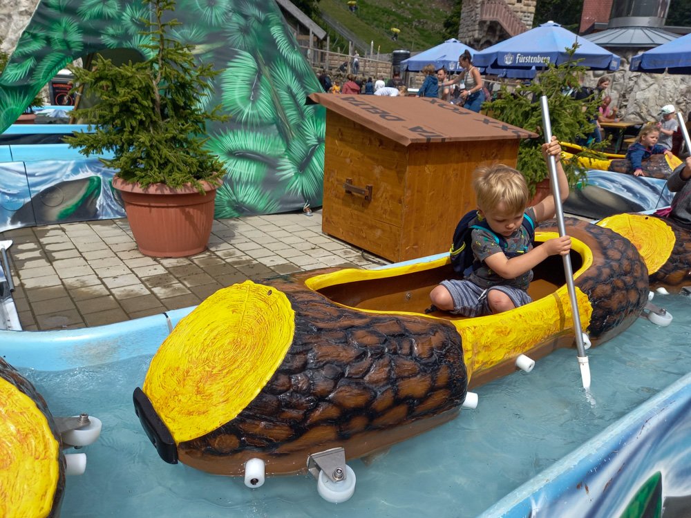 Il percorso sulle canoe per i bambini allo Steinwasen Park in Germania
