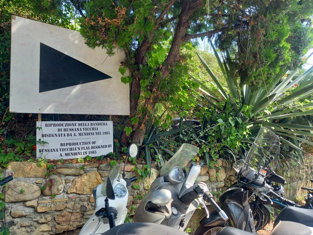 Bandiera di Bussana Vecchia disegnata da A. Mendini nel 1985