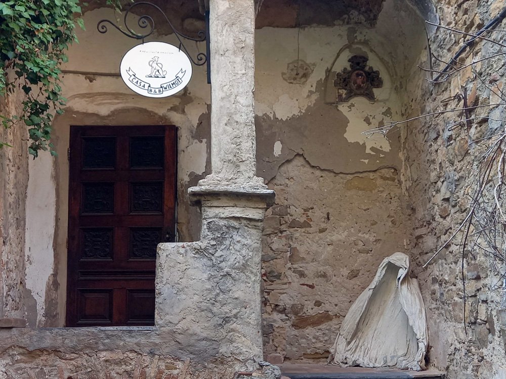 B&B Wilmot di Bussana Vecchia, gestito da uno degli artisti del borgo
