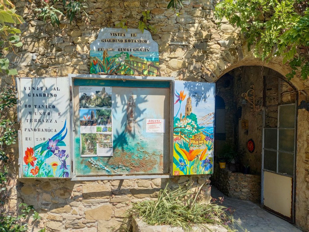 Ingresso del giardino botanico e museo di Bussana Vecchia