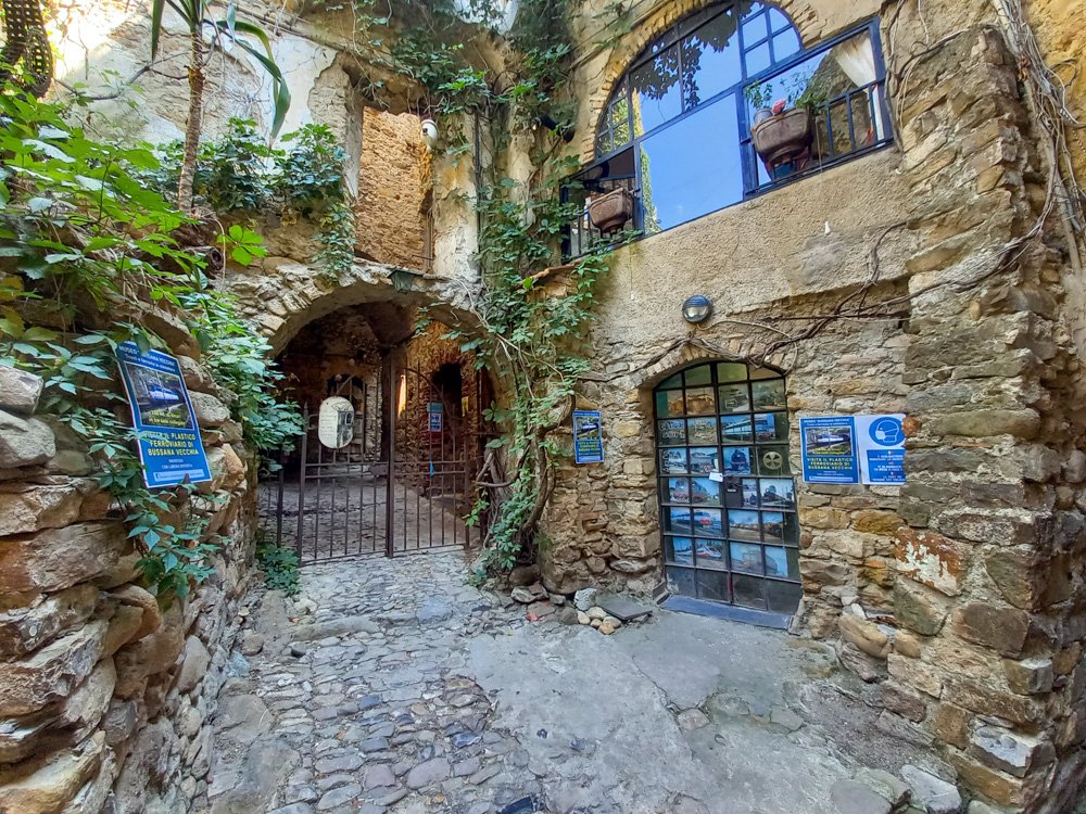 Ingresso del rudere ristrutturato di Bussana Vecchia che ospita il plastico ferroviario